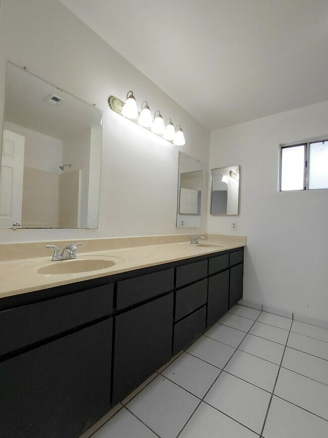 Building Photo - Spacious Home for Rent in Imperial!