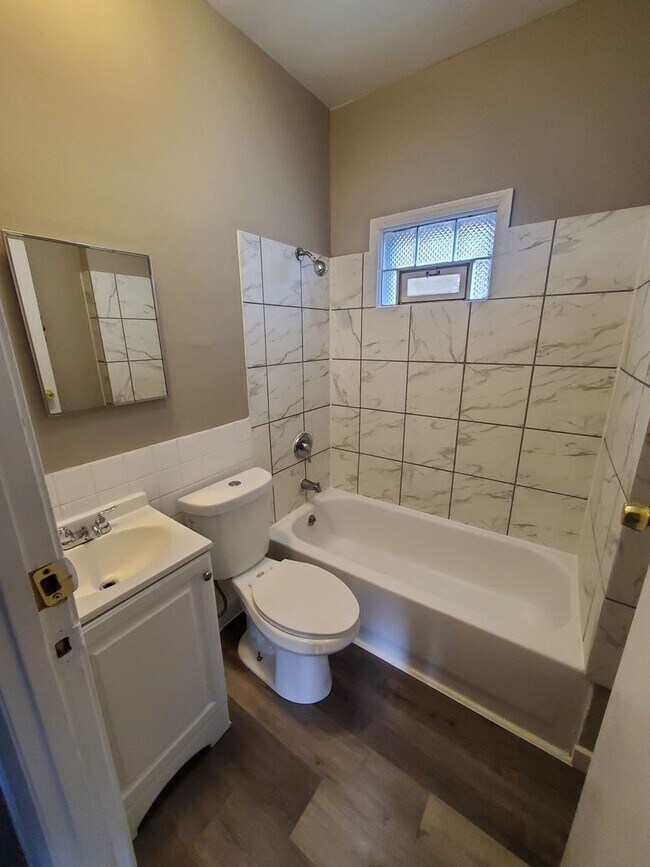 Building Photo - 3 Bedroom Single Family
