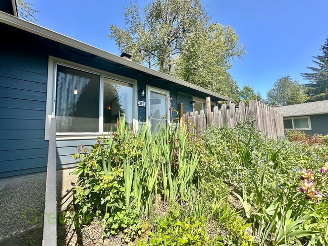 Building Photo - Awesome 2-Bedroom Condo Near Multnomah Vil...