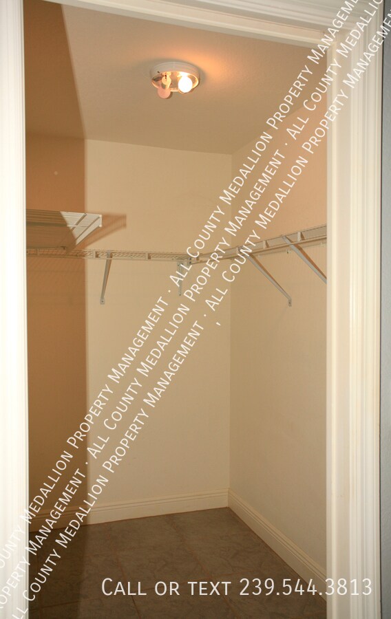 Building Photo - 606 SE 6th Terrace