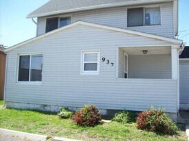 Building Photo - 937 N Pontiac Trl