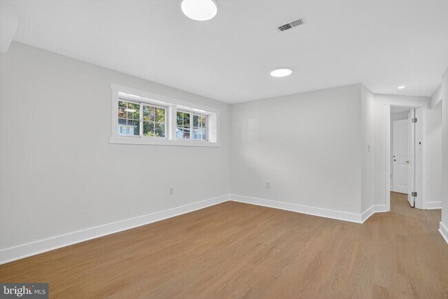 Building Photo - 8915 Sylvania St