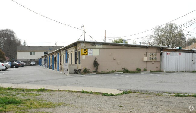 Primary Photo - 7390 Maple St