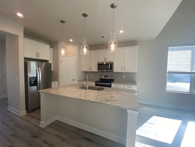 Building Photo - End Unit Townhome in Lebanon / 3 Spacious Bedrooms / Loft Area / 1 Car Garage / Back Patio