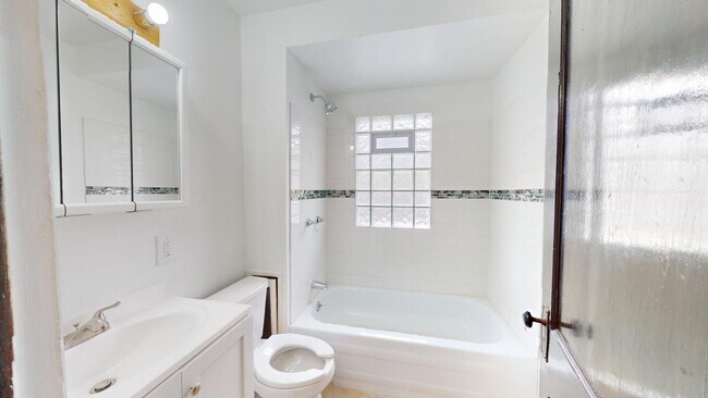 Building Photo - 2 bedroom/1 bath (upper unit)- 1ST MONTH FREE IF LEASE SIGNED BY 10/15