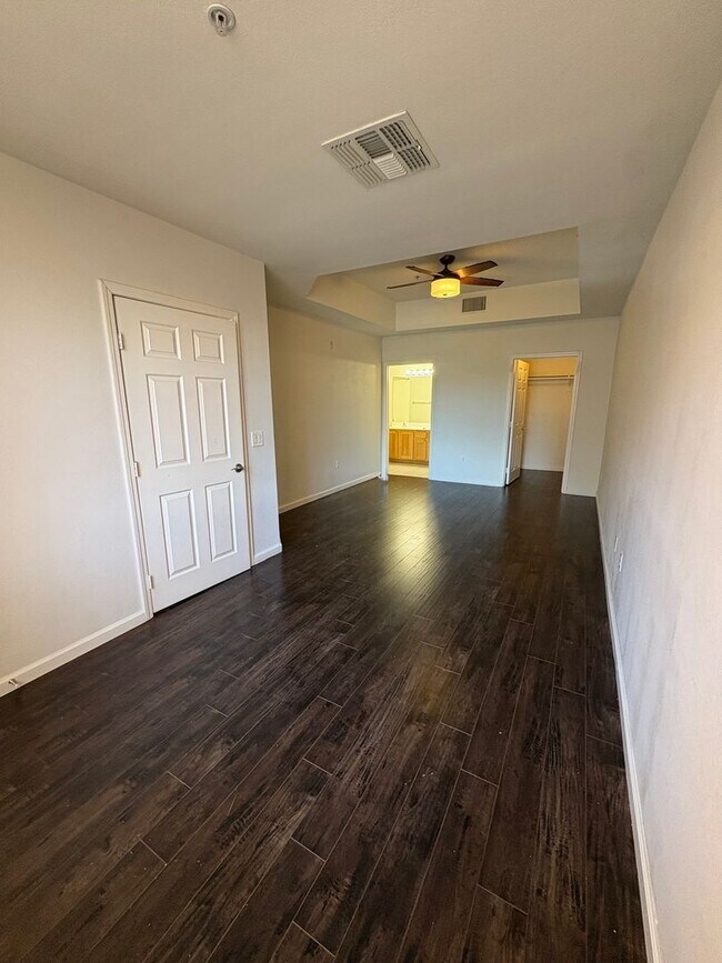 Building Photo - Amazing unfurnished 2 bedroom condo at Par...