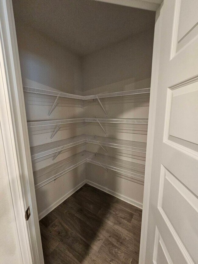 Building Photo - Modern 4Bed/2Ba Home, Centrally Located & Convenient to Everything! *1/2 OFF 1st Month's Rent!* &...