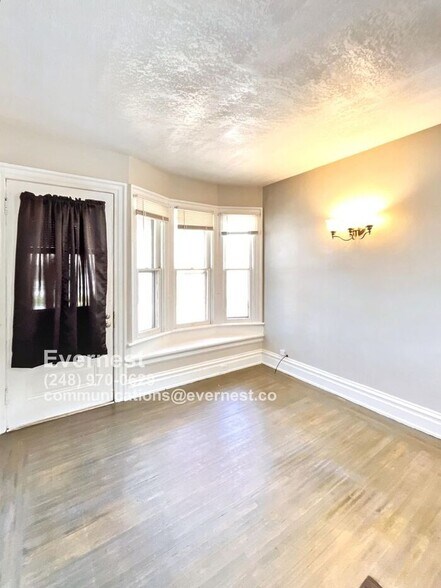 Building Photo - 121 Machen St