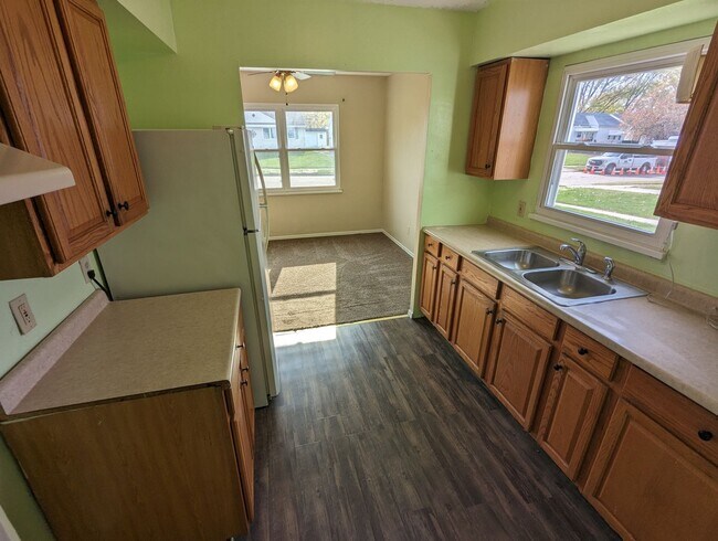 Building Photo - Charming Ranch Home Near Lakeview Metro Park