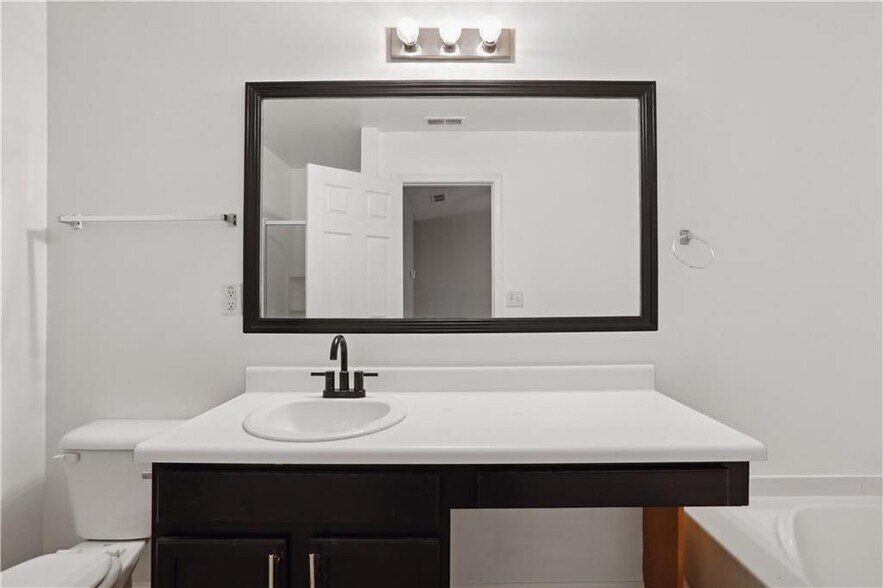 Building Photo - 1823 Devon Dr