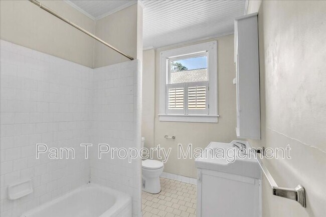 Building Photo - 214 E 48th St