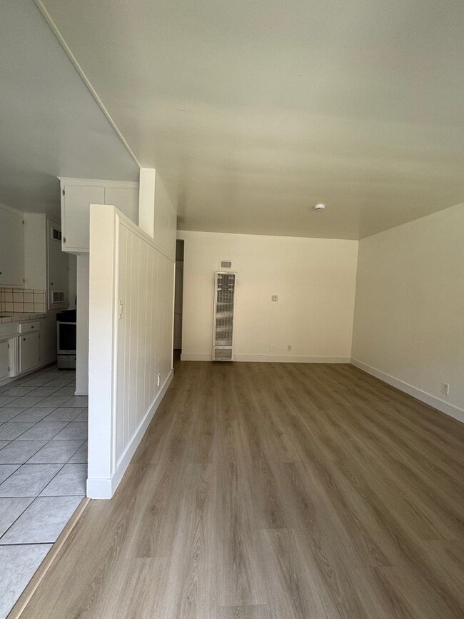 Building Photo - 1 Bedroom in Gardena With Parking Included...