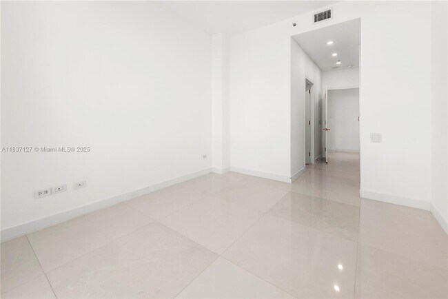 Building Photo - 808 Brickell Key Dr