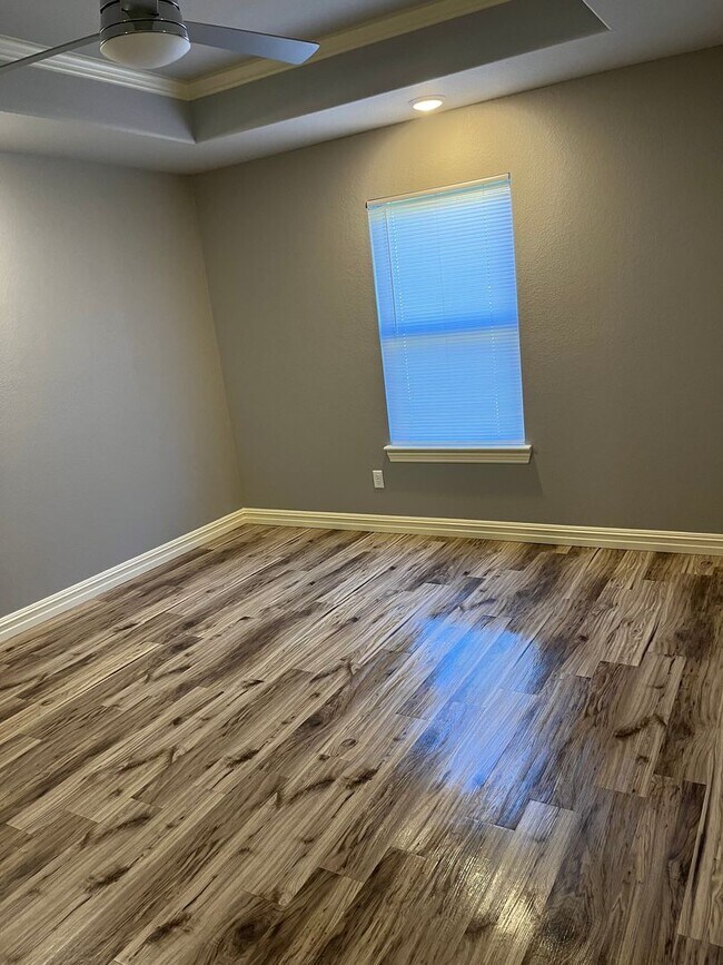 Building Photo - 3 bedroom duplex
