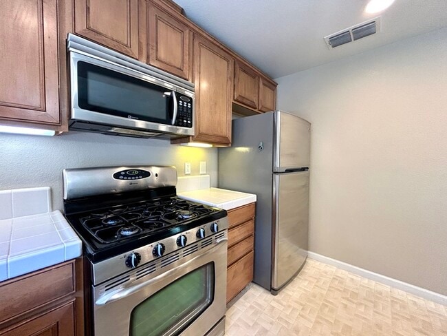 Building Photo - Beautiful 3 Bedroom Tri Level Townhome in ...