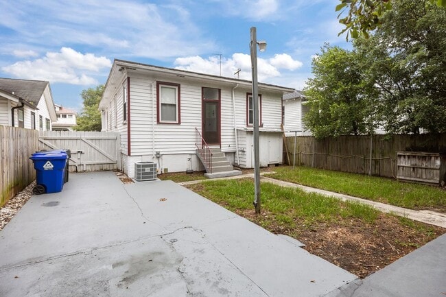 Building Photo - Incredibly Well Maintained & Beautiful Hom...