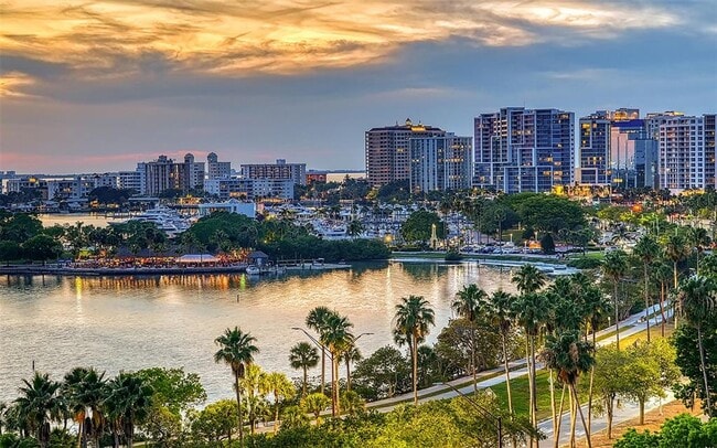 Building Photo - 301 QUAY Cmn