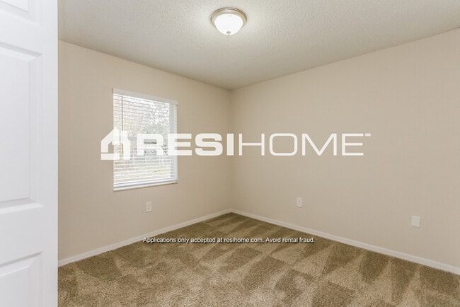 Building Photo - 8000 Glenridge Loop W