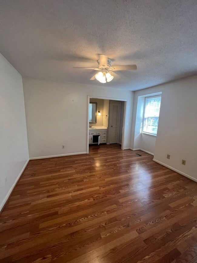 Building Photo - 6-7 month lease term!!! Popular town home ...