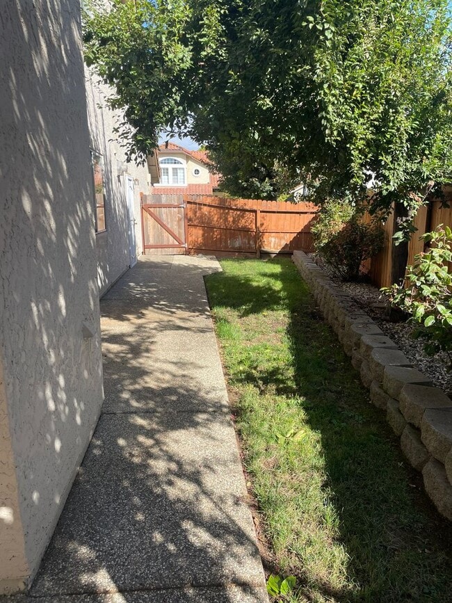 Building Photo - BEAUTIFUL 2 STORY IN FOLSOM WITH 4 BED, 3 ...