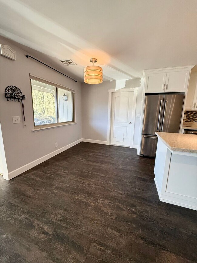 Building Photo - Beautiful 3 Bedroom 2 Bath Single Family Home AVAILABLE NOW!!