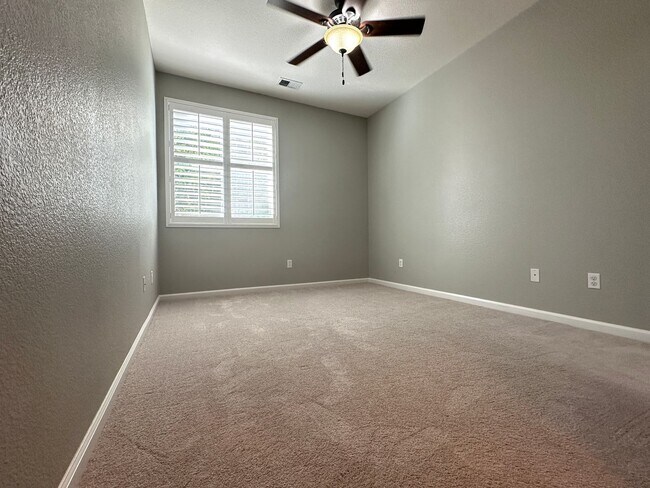 Building Photo - Gorgeous 4 Bedroom with Backyard Oasis wit...