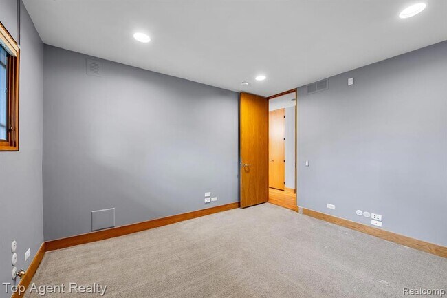 Building Photo - 5760 Snowshoe Cir