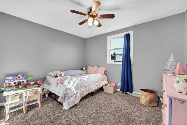 Building Photo - 215 Aster Dr