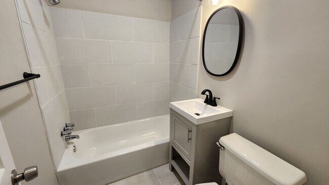 Building Photo - Completely Remodeled 2/2 Condo