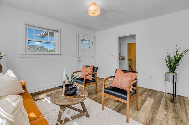 Building Photo - 2 bedroom, 1 bath house now available in North Portland! Piedmont Neighborhood!