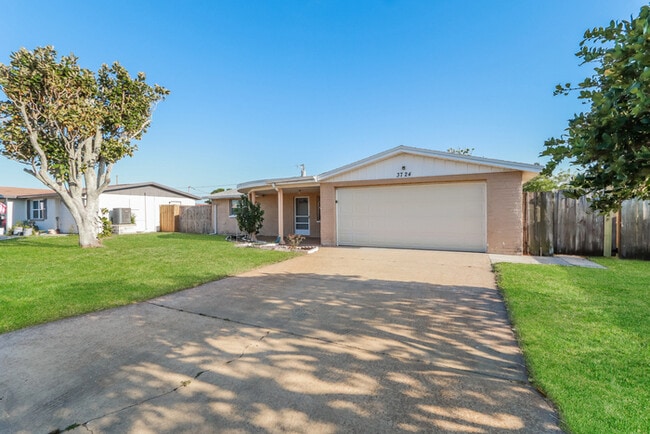 Building Photo - 3724 Redwood Dr