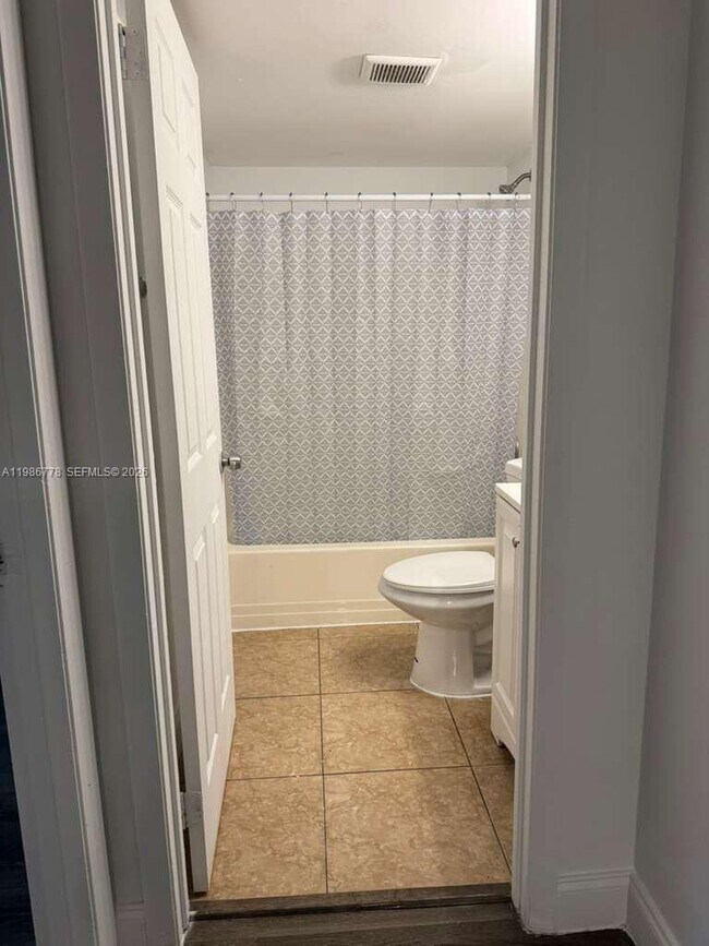 Building Photo - 605 Ixoria Ave