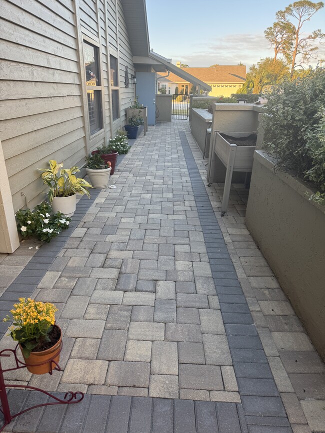 Building Photo - 3509b Avenida Madera