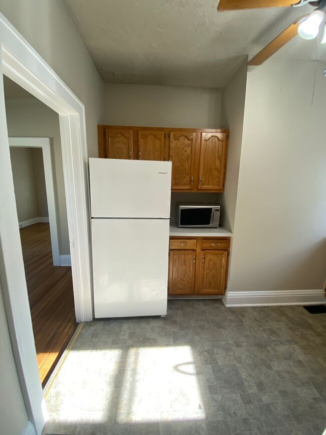 Building Photo - Updated 1 Bedroom Home with Garage