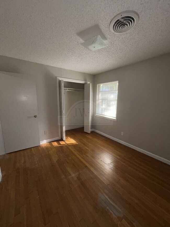 Building Photo - 1100 Pine Dr