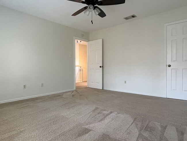 Building Photo - Big 3/2 Townhome Close to Downtown