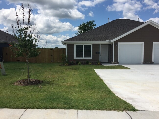 Building Photo - 2706 N Teresa Dr