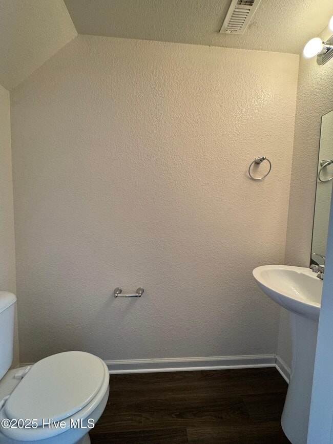 Building Photo - 604 Rainbow Dr