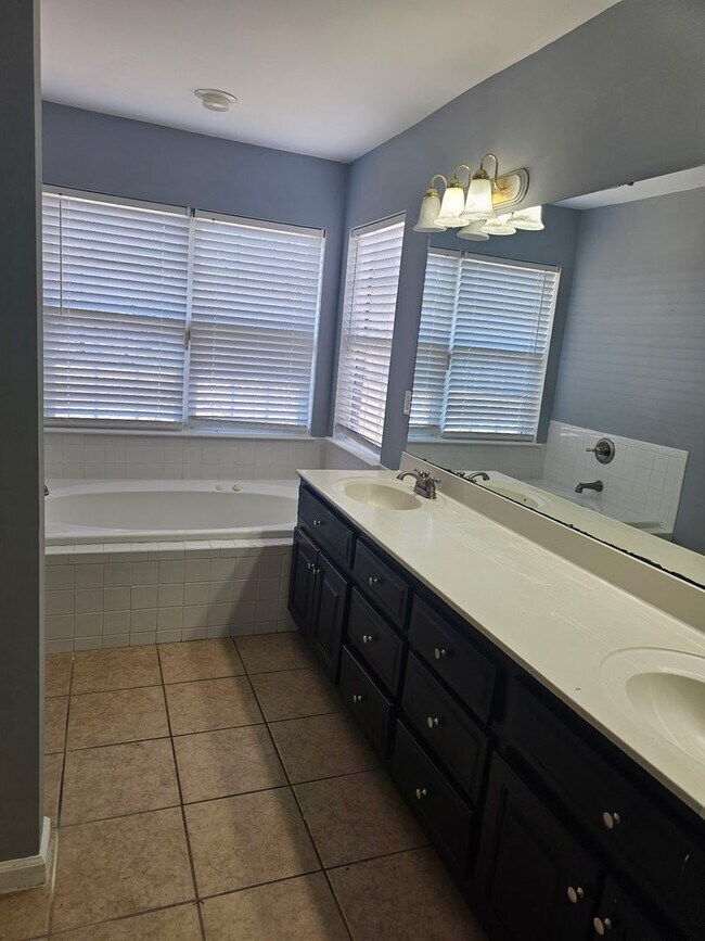 Building Photo - 5 Bedrooms- 3 Bathroom- House in West Rome!