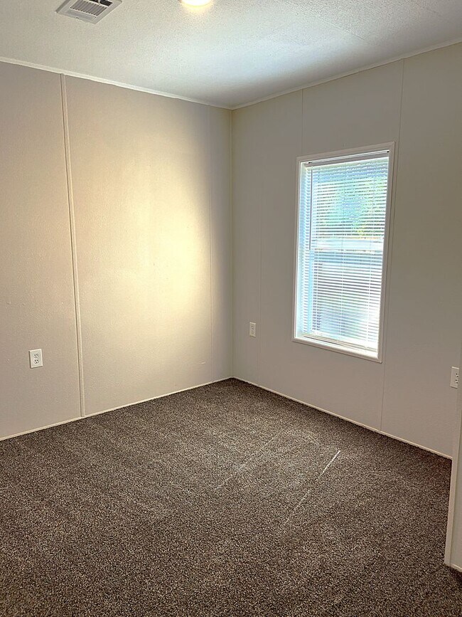 Building Photo - Conveniently Located Northeast Houston Are...