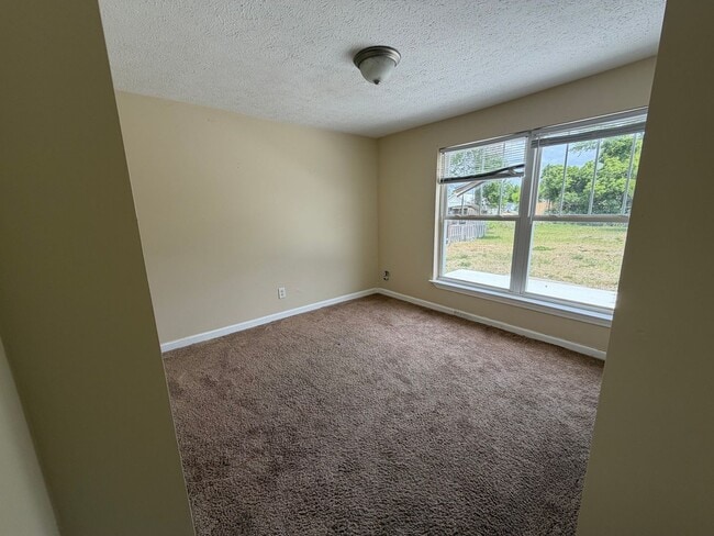 Building Photo - 3 bed 2 bath