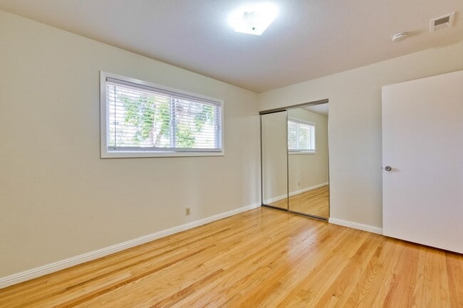 Building Photo - Beautiful Birdland Home on Quiet Cul-de-Sa...
