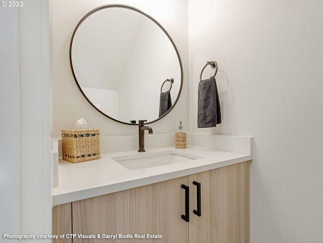 Building Photo - Stunning Modern Condo in Woodstock with Washer/Dryer in-unit, Patio & More