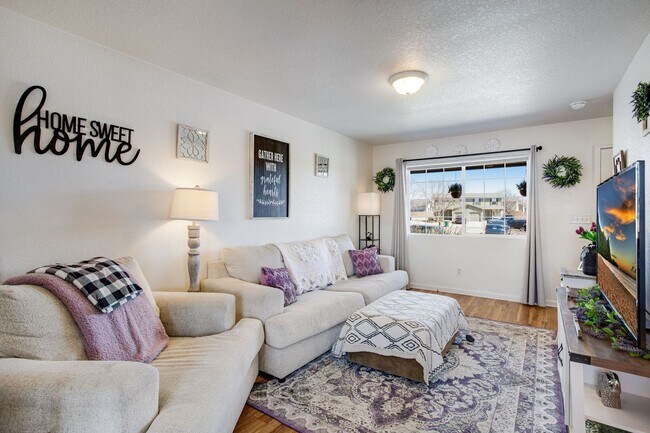 Building Photo - 3 bedroom, 1.5 Bath Townhome, Available Early June!