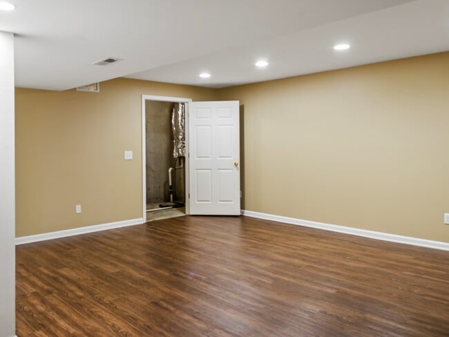 Building Photo - 672 E Lake Ln