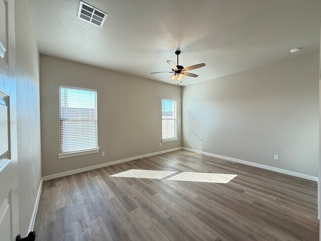 Building Photo - 6101 Poppy Dr