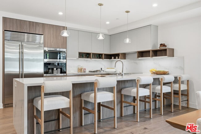 Building Photo - 725 Croft Ave