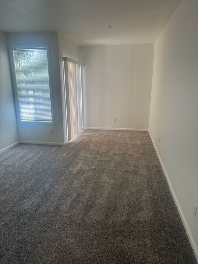 Building Photo - Stunning 2-bedroom, 2-bathroom townhouse