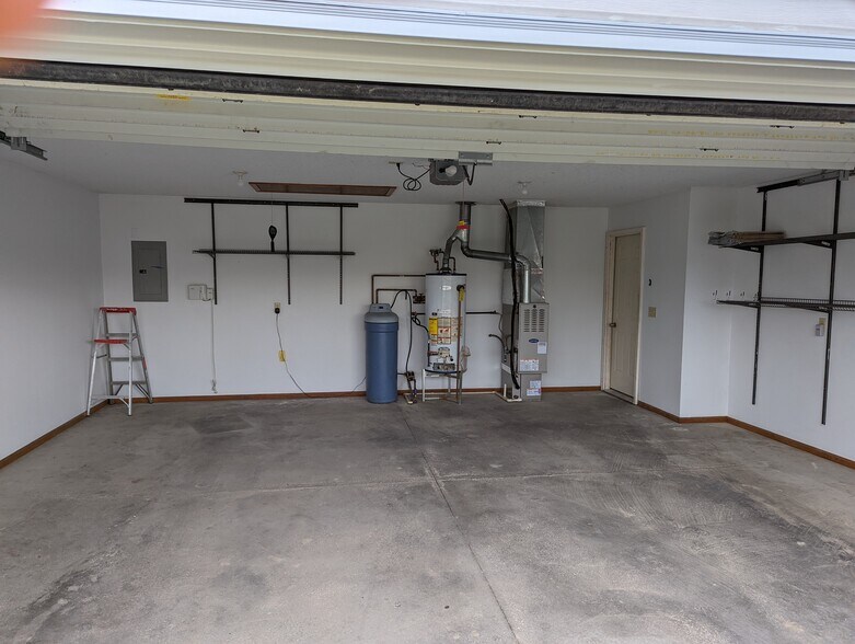 Garage - 15210 Water Oak Plz