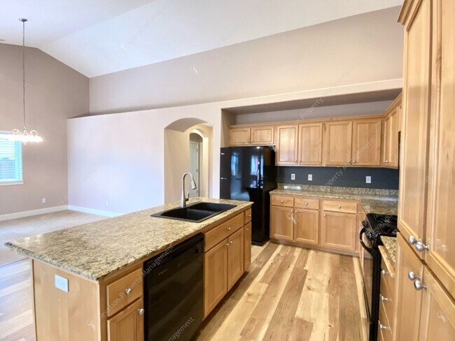 Building Photo - Single-level 3 BR-2BA Home in SE Bend